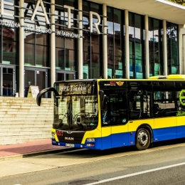Autobus marki MAN - sesja na tle tarnowskiego teatru