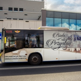 Autobus oklejony reklamą